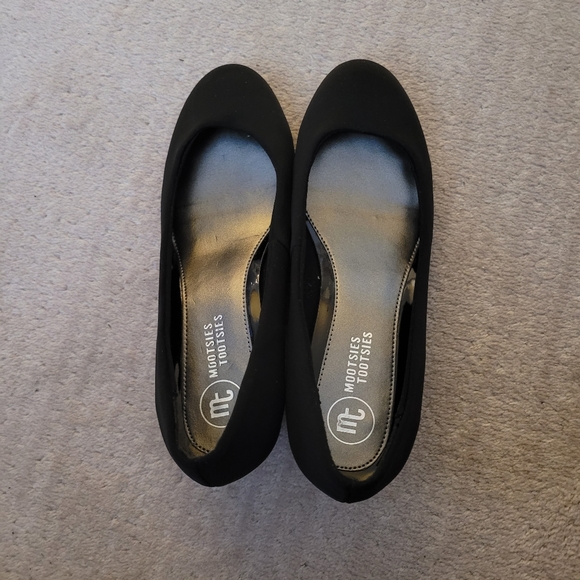 Size 7 - black pumps (very comfortable & like new) - Picture 3 of 3